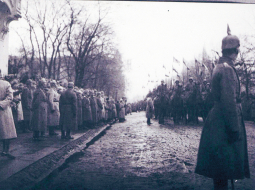 Vācu karavīri pie Rīgas pareizticīgo katedrāles parādes laikā 1918. gadā.
Foto no Latvijas Kara muzeja krājuma