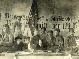 Valmieras apriņķa Strādnieku, kareivju un bezzemnieku padomes Izpildu komiteja. 1917. gada beigas.
Foto no Latvijas Kara muzeja krājuma