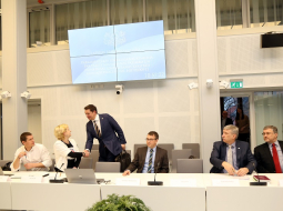 Oligarhu lietas Saeimas parlamentārās izmeklēšanas komisijā deputāts Artuss Kaimiņš sarokojas ar bijušo KNAB darbinieci Jutu Strīķi un Juris Jurašu. Pa labi - Jaroslavs Streļčenoks, Ēriks Kalnmeiers un Juris Leitietis. Foto: Edijs Pālens, LETA