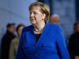 Angela Merkele ceturtdien dodas uz sarunām par valdības koalīciju. Foto: EPA/LETA