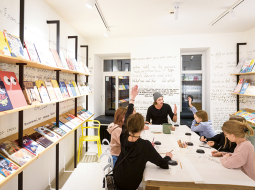 Jauno lasītāju klubs grāmatnīcā MrPage.
Foto — Edmunds Brencis, Picture Agency