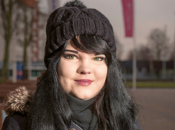 Bez zālēm dzīvot atlicis ļoti maz — tā Arinai atklāti pateicis viņas ārsts Andris Skride. Arina tic, ka dzīvos, tāpēc nevēlas fotografēties mājās ar skābekļa iekārtu, bet iznāk cilvēkos ar gaišu smaidu.
Foto — Alise Šulca, Picture Agency