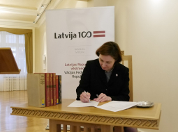 Latvijas vēstniece Vācijā Inga Skujiņa parakstās par grāmatu saņemšanu. Publicitātes foto