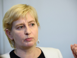 Juta Strīķe ar interesantiem auskariņiem parlamentārās izmeklēšanas komisijā. Foto: Edmunds Brencis, Picture Agency