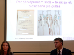 Tiesībsarga biroja Bērnu tiesību nodaļas vadītāja Laila Grāvere un tiesībsargs Juris Jansons piedalās preses konferencē, kurā informē par cilvēktiesību pārkāpumiem Bērnu psihoneiroloģiskajā slimnīcā "Ainaži". Foto: Edijs Pālens, LETA