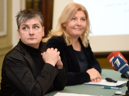 Tulkotāja Ieva Kolmane (no kreisās) un sociolingviste Vineta Poriņa vērtē "Gada vārdu, nevārdu un spārnoto teicienu". Foto: Ieva Lūka, LETA