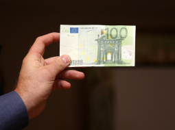 Viltota eiro banknote. Foto: Evija Trifanova, LETA