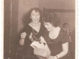 Valentīna Freimane (pa labi) ar laikraksta Komunists korespondenti un vēlāko cenzori Valentīnu Franci redakcijas sarīkojumā 1958.gadā