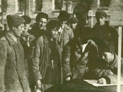 Brīvprātīgo pierakstīšanās sarkanajā armijā. Petrograda 1918. gads.
Foto no Latvijas Kara muzeja krājuma