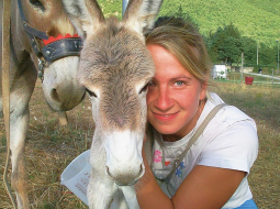 Kopā ar vēl citu latvieti, kas Itālijā dzīvo septiņus gadus, Lorija nodibinājusi uzņēmumu Happy Donkey Tours, kas gan piedāvā ne tikai pārgājienus ar ēzeļiem, bet arī velosipēdu tūres.
Foto no privātā arhīva