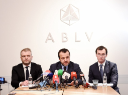 "ABLV Bank" līdzīpašnieks un padomes priekšsēdētājs Oļegs Fiļs (no kreisās), bankas valdes priekšsēdētājs Ernests Bernis un valdes priekšsēdētāja vietnieks Vadims Reinfelds piedalās preses konferencē, kurā paziņo par gaidāmo bankas pašlikvidācijas procesu un to, kā tiks izvēlēti bankas likvidatori. Foto: LETA