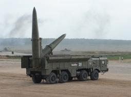 Krievijas armijas mobilā raķešu "Iskander" vienība poligonā. Foto: Sputnik/LETA