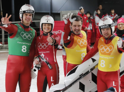 Latvijas kamaniņu braukšanas komanda (no kreisās) - Kristers Aparjods, Ulla Zirne, Andris Šics un Juris Šics pēc finiša. Foto: Reuters/LETA