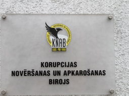 Korupcijas novēršanas un apkarošanas biroja plāksne pie ieejas. Foto: EPA/LETA