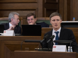 Nacionālās apvienības deputāts Rihards Kols Saeimas sēdē. Foto: Saeimas Preses centrs