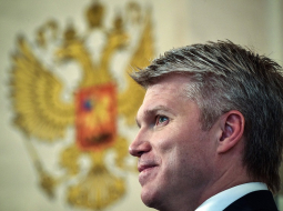Krievijassporta ministrs Pāvels Kolobkovs preses konferencē par Krievijas sportistu pielaišanu spēlēs. Foto: AFP/LETA