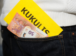 Eiro banknotes kabatā. Foto: Ieva Lūka, LETA