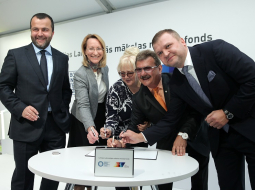 2014. gads - AS "ABLV Bank" izpilddirektors Ernests Bernis (no kreisās), kultūras ministre Dace Melbārde, mecenāti Ināra un Boriss Teterevi un AS "ABLV Bank" padomes priekšsēdētājs Oļegs Fiļs piedalās pasākumā, kura laikā tika parakstīts nodomu protokols par Latvijas Laikmetīgās mākslas muzeja būvniecības ieceres īstenošanu. Foto: Ieva Čīka, LETA