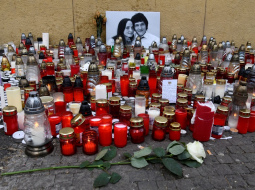 Piemiņas sveces noslepkavotajam slovāku žurnālistam Janam Kuciakam un viņa draudzenei Martinai Kušnirovai Bratislavā. Foto: Reuters/LETA