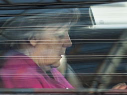 Vācijas kanclere Angela Merkele pēc koalīcijas veidošanas sarunām ar sociāldemokrātiem savā automašīnā. Foto: AP/LETA