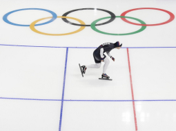 Slidotājs iemēģina olimpisko slidotavu. Foto: AP/LETA
