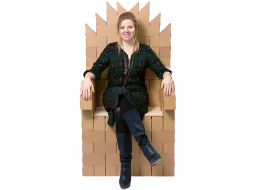Ilona sēž tronī, kas izveidots no aptuveni 120 klučiem, un tā celtniecība prasīja pusstundu.
Foto — Edmunds Brencis, Picture Agency