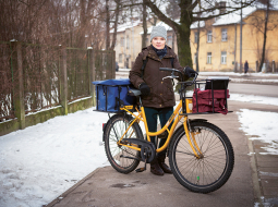 «Tumsā iet ir labi, un rīta gājiens ir pavisam citāds, ja ir sniedziņš. Tad nav tik tumšs,» atklāj pastniece Iveta, kuras gaitas Teikā sākas ap plkst. 6. «Ja redzi — cilvēki sadzērušies, tad gan labāk uz to pusi neskatīties. Dari savu darbu un attālinies.»
Foto — Edmunds Brencis, Picture Agency
