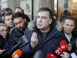 Bijušais Odesas gubernators un Gruzijas eksprezidents Mihails Saakašvili runā ar medijiem pie Kijevas viesnīcas. Foto: EPA/LETA