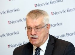 Latvijas Pensionāru federācijas priekšsēdētājs Andris Siliņš piedalās preses konferencē, kurā "Norvik Banka" informē par sadarbību ar Latvijas Pensionāru federāciju. Foto: Edijs Pālens, LETA