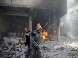 Civilās apsardzes vīri gaisa uzbrukuma laikā Doumā.  Foto: Reuters/LETA