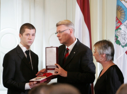 Valsts prezidents Valdis Zatlers (centrā) pasniedz Viestura ordeni par izrādīto drosmi un varonību, piedaloties Latvijas valsts neatkarības aizstāvēšanā 1991.gada janvāra barikāžu laikā kinooperatora, barikāžu dalībnieka Andra Slapiņa tuviniekiem. Pa kreisi - Slapiņa dēls Andris. Foto: Ieva Čīka, LETA