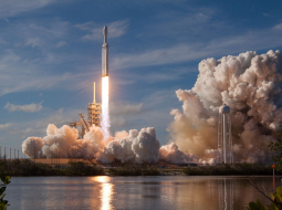 "SpaceX" "Falcon Heavy" raķete startē no Kenedija kosmodroma Floridā ASV. Foto: Reuters/LETA