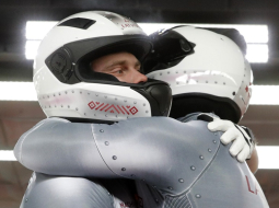 Latvijas bobsleja divnieks - Oskars Melbārdis un Jānis Strenga pēc finiša. Foto: REUTERS/LETA
