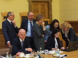 Tieslietu padome apspriežas - 1. rindā sēž Saeimas deputāts Gaidis Bērziņš (NA), 2. rindā stāv tieslietu ministrs Dzintars Rasnačs (NA), AT priekšsēdētājs Ivars Bičkovičs un Satversmes tiesas priekšsēdētāja Ineta Ziemele. Foto: Indra Sprance, Ir