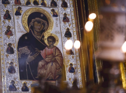 Pareizticīgo Ziemassvētkiem veltīts dievkalpojums Rīgas Kristus Piedzimšanas katedrālē. Foto: Ieva Leiniša, LETA