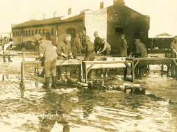 Krievu karagūstekņi, mazgājot drēbes karagūstekņu nometnē Rīgā, bijušajās 115. Vjazmas kājnieku pulka kazarmās. 1918. gada marts.
Foto no Latvijas Kara muzeja krājuma