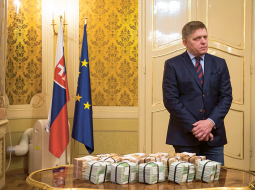 Slovākijas premjers Roberts Fico preses konferencē paziņo par viena miljona eiro atlīdzību tam, kas sniegs vērtīgu informāciju žurnālista Jāna Kucjaka slepkavības izmeklētājiem. Lai demonstrētu savu apņēmību, valdības vadītājs bija salicis naudas paciņas.
Foto — AFP/LETA