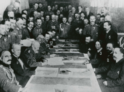 Miera līguma parakstīšana Brestļitovskā 1918. gada 3. martā.
Foto no Latvijas Kara muzeja krājuma