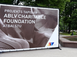 "ABLV Charitable Foundation" plakāts parkā pie Kongresu nama. Foto: Ieva Lūka, LETA