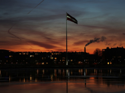 Rīgas panorāma un valsts karogs uz AB dambja. Foto: Edijs Pālens, LETA