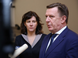 Ministru prezidents Māris Kučinskis un finanšu ministre Dana Reizniece-Ozola. Foto: Evija Trifanova, LETA