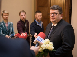 Jānis Maizītis pēc atk
artotas apstiprināšanas Saeimā SAB vadītāja amatā. Foto: Saeimas Preses centrs