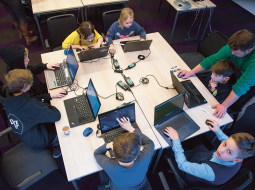 Microsoft Latvija biroja telpās nodarbībā piedalās tikai viens skolotājs un astoņi Rīgas bērni. Taču tiešsaistē skolai pieslēdzas skolotāji un skolēni no Jelgavas, Siguldas, Ventspils un Liepājas.
Foto — Gatis Rozenfelds, Picture Agency