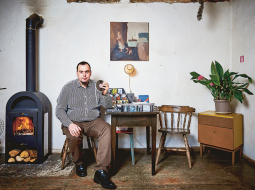 Raimonds Mežaks ar 2016. gadā tapušo Ingus Baušķenieka albumu Mēteļi un garderobists.
Foto — Edmunds Brencis, Picture Agency