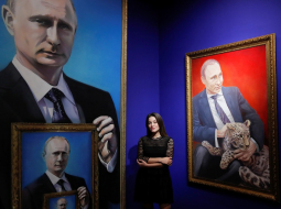 Studente Jūlija Družņeva ir Putina atbalstītāja un pozē pie pašas vadītās izstādes "Superputins" darbiem. Foto: Reuters/LETA