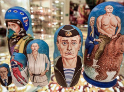 Krievu tradicionālās koka lellītes - matrjoškas - pirms vēlēšanām Vladimira Putina veidolā. Foto: AFP/LETA