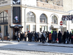 Cilvēki rindā pie Leļļu teātra, kur notiek biļešu tirdzniecība uz XXVI Vispārējo latviešu Dziesmu un XVI Deju svētku pasākumiem. Foto: Sintija Zandersone, LETA