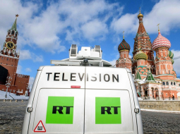 Krievijas varas kontrolētā "Russia Today" (RT) televīzijas busiņš Sarkanajā laukumā Maskavā. Foto: AFP/LETA