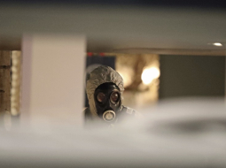 Policisti aizsargtērpos un maskās pārmeklēja vietu, kur 4.martā tika atrasts saindēts bijušais krievu spiegs Sergejs Skripaļs un viņa meita Jūlija. Foto: AP/LETA