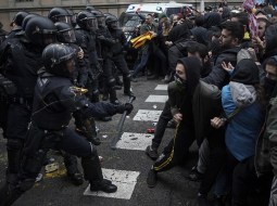 Pēc Karlesa Pudždemona aizturēšanas Vācijā Katalonijā notika plašas demonstrācijas viņa atbalstam, kas pārvērtās sadursmēs ar policiju. Foto: AP/LETA